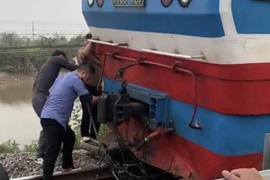 Va chạm với tàu hỏa, người phụ nữ đi xe máy tử vong