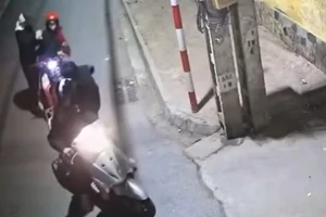 Công an điều tra vụ cô gái bị cướp trong đêm ở Hà Nội