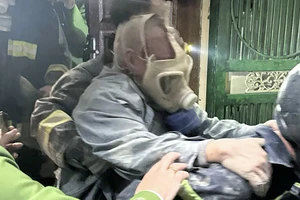 Công an kịp cứu cụ ông 78 tuổi trong vụ cháy căn nhà 5 tầng 