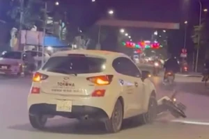 Vĩnh Phúc: Tài xế say xỉn, lái ô tô kéo lê xe máy trên đường