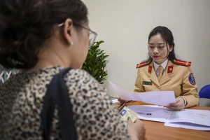 Cục CSGT khuyên người dân cấp đổi giấy phép lái xe trực tuyến 