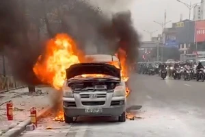 Hà Nội: Ô tô bốc cháy dữ dội khi đang di chuyển trên đường 