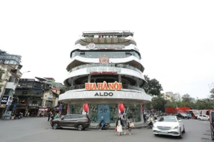 Cận cảnh tòa nhà ‘hàm cá mập’ sắp phá bỏ ở Hà Nội