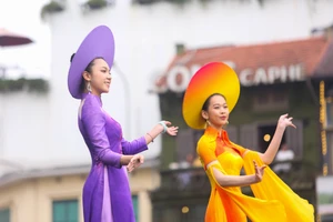 Ấn tượng với màn trình diễn áo dài của những nữ Công an Nhân dân