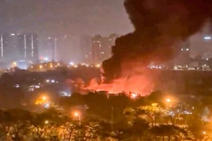 Nhiều tiếng nổ lớn trong vụ cháy bãi phế liệu lúc rạng sáng