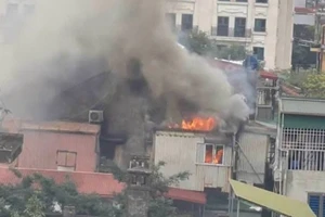 Hà Nội: Cháy tại khu tập thể cũ lúc giữa trưa
