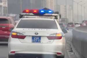 CSGT mở đường cho xe chở sản phụ tới bệnh viện sinh con giờ cao điểm