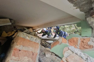 Video lực lượng cứu nạn Bộ Công an đưa thi thể bé trai bị vùi lấp ở Myanmar ra ngoài