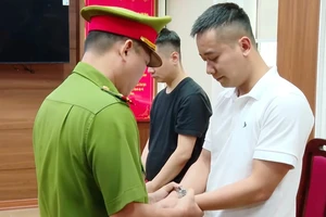 Bộ Công an tìm những người đã mua kẹo Kera trong vụ Hằng Du Mục và Quang Linh Vlog