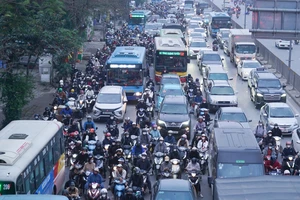 Cửa ngõ Hà Nội ùn tắc vì người dân đổ về sau kỳ nghỉ lễ Giỗ Tổ Hùng Vương