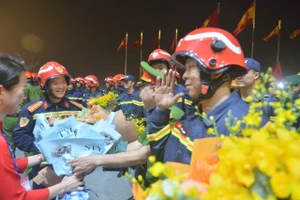 Hình ảnh đoàn cứu hộ, cứu nạn của Việt Nam trở về từ Myanmar 