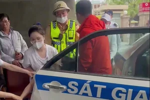 CSGT kịp thời dùng xe đặc chủng giúp đỡ sản phụ tới bệnh viện sinh con