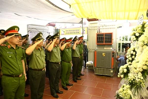 Thứ trưởng Bộ Công an đến viếng và chia sẻ với gia đình Thiếu tá Nguyễn Đăng Khải 