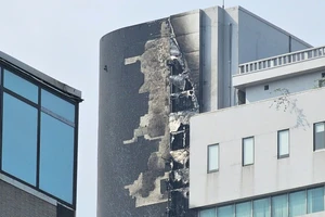 Cận cảnh tòa nhà Viet Tower ở Hà Nội xảy ra cháy lớn chiều nay