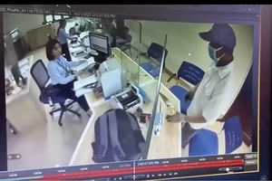 Clip ghi lại cảnh cướp ngân hàng ở Hà Nội