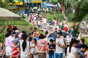 Vườn thú Hà Nội đón hàng vạn người dịp nghỉ lễ 30-4