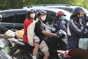 Người dân ùn ùn trở lại Thủ đô sau dịp nghỉ lễ 30-4