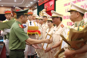 30 lãnh đạo, chỉ huy cấp phòng thuộc Công an TP Hà Nội nghỉ hưu trước tuổi