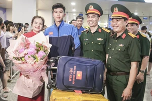 Đoàn Việt Nam tham gia Lễ duyệt binh ở Nga trở về nước