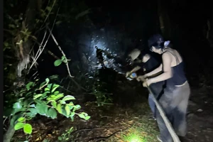 Cảnh sát kịp thời giải cứu 5 người lạc trên núi trong đêm