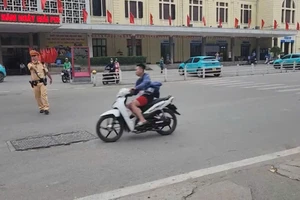 Khởi tố thanh niên bám theo đoàn xe ưu tiên, tông 1 công an bị thương 