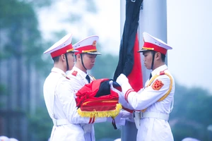 Cận cảnh lễ treo cờ rủ Quốc tang Nguyên Chủ tịch nước Trần Đức Lương tại quảng trường Ba Đình