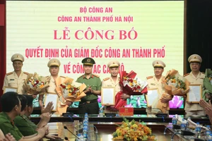 Công an Hà Nội trao quyết định nghỉ hưu đối với 7 lãnh đạo cấp phòng