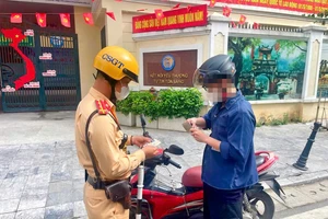 Hà Nội: CSGT xử lý hàng loạt xe máy đi ngược chiều ở khu phố cổ