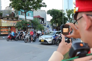 CSGT Hà Nội ghi hình, xử phạt người điều khiển xe máy đi ngược chiều