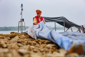 Cảnh sát đường thủy tổng kiểm tra phương tiện hút, vận chuyển cát ở Hà Nội