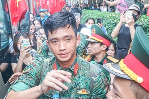 Ga Hà Nội đông nghịt người, rực cờ hoa chào đón chiến sĩ làm nhiệm vụ A80 