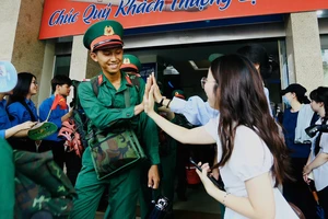 Hình ảnh Đón đoàn tàu chở các cán bộ, chiến sĩ Quân khu 5 làm nhiệm vụ A80 