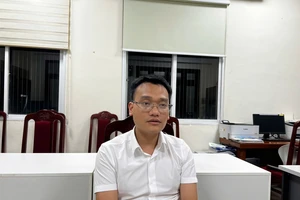 Một phó chủ tịch thị trấn ở Hà Nội bị bắt vì sản xuất cồn y tế giả