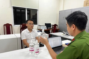 Chi tiết việc sản xuất cồn y tế giả của Phó Chủ tịch UBND thị trấn ở Hà Nội