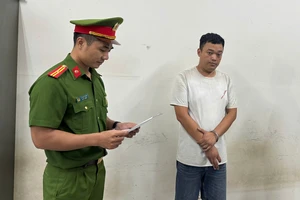 Công an Hà Nội tạm giữ hình sự tài xế taxi cưỡng đoạt tiền của khách