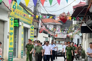 Giám đốc Công an Hà Nội làm việc tại làng nghề xã La Phù, huyện Hoài Đức