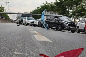 Hà Nội: Cột đèn chiếu sáng đổ khiến 1 người tử vong 