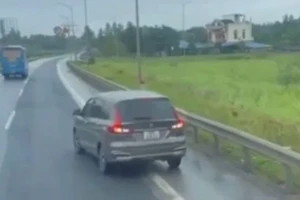 Nữ tài xế lùi xe trên cao tốc Hà Nội – Thái Nguyên vì... đi quá nút giao