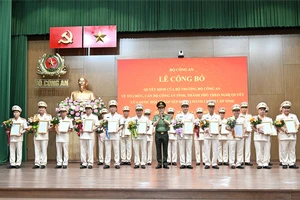 Công bố Quyết định về tổ chức, cán bộ Công an 34 địa phương