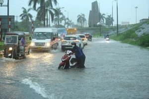 Cơn mưa lớn cuối chiều khiến nhiều tuyến phố ở Hà Nội ngập sâu