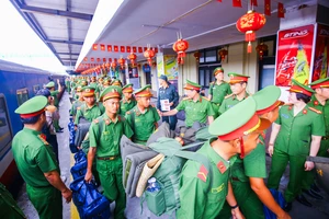 Hình ảnh đoàn tàu chở cán bộ, chiến sĩ công an thực hiện nhiệm vụ A80 tới Hà Nội