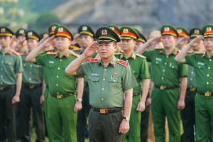 Hơn 1.600 cán bộ, chiến sĩ Công an Hà Nội dự Lễ chào cờ tại Hoàng thành Thăng Long