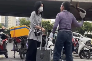 Đuổi cô gái đứng chờ xe, chủ hàng nước bị phạt về hành vi lấn chiếm vỉa hè