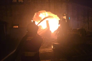 Vụ kho xưởng bốc cháy lúc rạng sáng ở Hà Nội: 1 cảnh sát bị ngạt khói