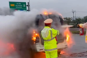 Cháy ô tô trên cao tốc Hà Nội – Hải Phòng