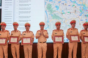 Cục trưởng Cục CSGT khen thưởng lực lượng truy bắt Rapper ‘Bình Gold’