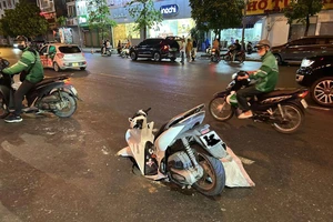 Hà Nội: Xe máy sụt xuống hố sâu khi đang chạy trên đường 