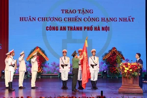 Công an Hà Nội đón nhận Huân chương Chiến công hạng Nhất