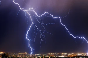 Hà Nội: 1 phụ nữ bị sét đánh tử vong trên đường