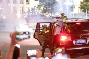 Mãn nhãn xem lực lượng đặc nhiệm diễn tập chống khủng bố trên phố đi bộ hồ Gươm